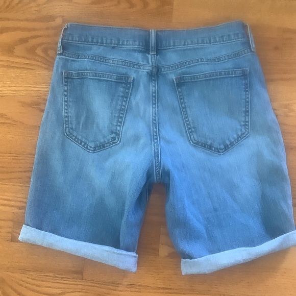 Ladies Gap size 28 Bermuda shorts in light washed denim - Picture 4 of 4